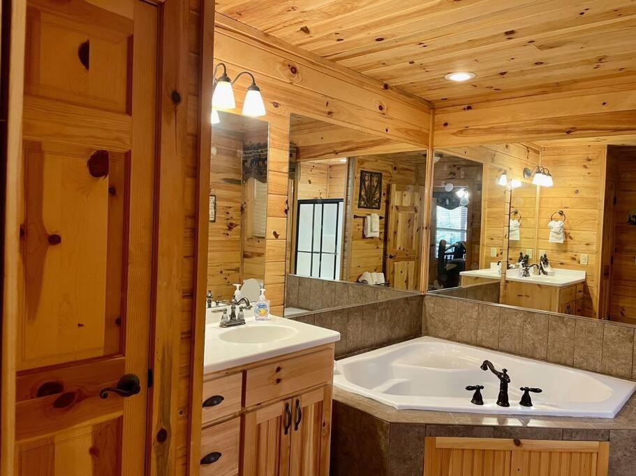 2 Bed Cabin Hot Tub Close To Helen #16 Exterior foto